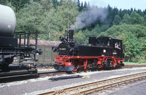 99 1590 mit Güterzug in Schlössel