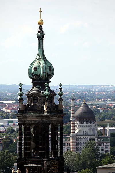 Turm der Kathedrale und die Kuppel des Tabakkontors Yenidse