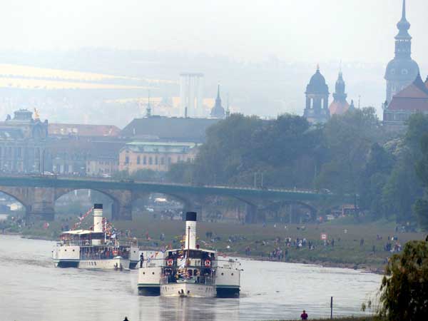 Die beiden größten Dampfschiffe Dresden und Leipzig auf der Elbe unterwegs
