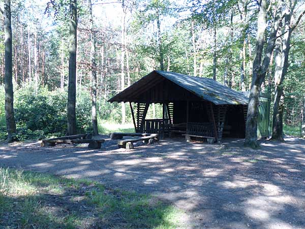 Schutzhütte an der 6-Wege-Kreuzung im Planitzwald