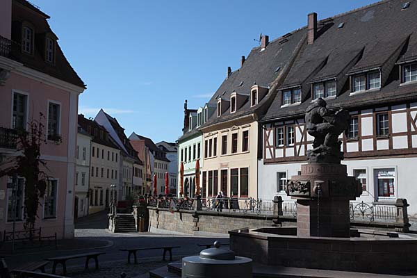 Marktplatz Wurzen mit Ringelnatzbrunnen und Liegenbank