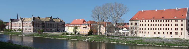 Blick von der Pöppelmannbrücke über die Mulde zu Schloss und Gymnasium in Grimma