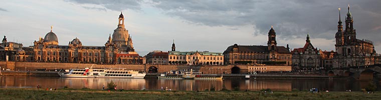 Panoramaansicht Altstadt Dresden im Abendlicht