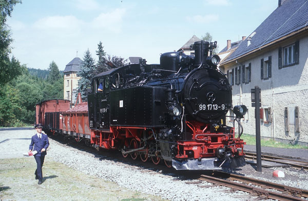 99 713 mit Güterzug in Schlössel