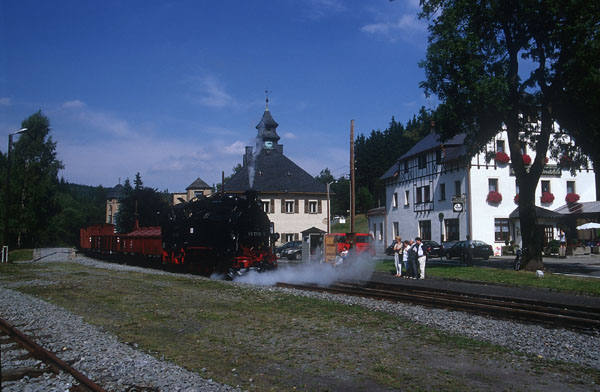 99 713 mit Güterzug in Schlössel