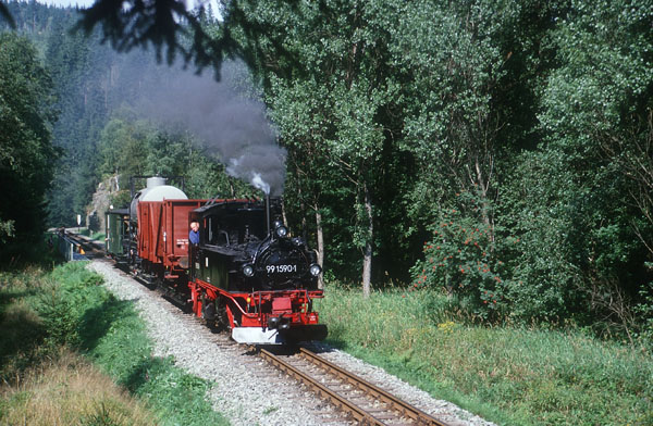 99 1590 mit Rollwagenzug an der Loreley bei Schlössel