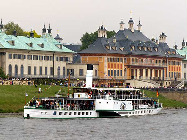 Das Flaggschiff der Sächsischen Dampfschifffahrt 'Dresden' vor Schloss Pillnitz