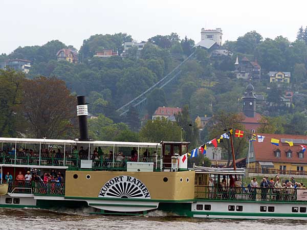 Dampfer Kurort Rathen - im Hintergrund die Standseilbahn
