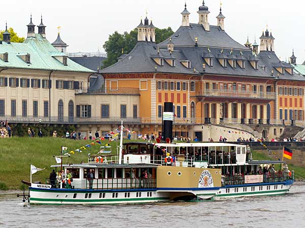 Raddampfer Meissen vor Schloss Pillnitz