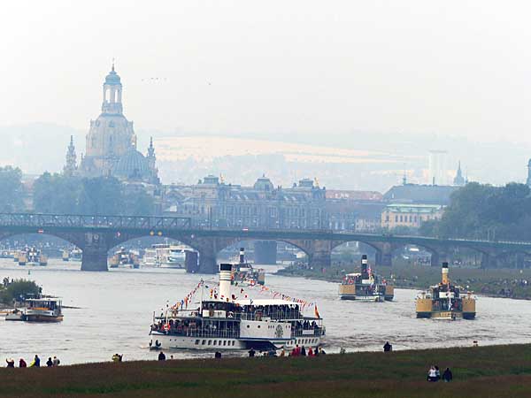 Historische Raddampfer und die Dresdener Altstadt