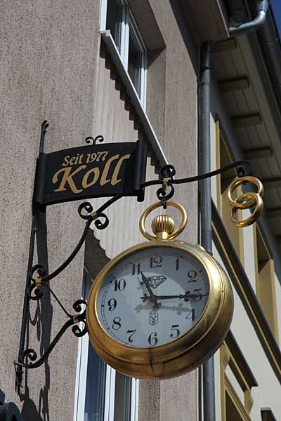 Uhr an einem Haus in der langen Straße Grimma