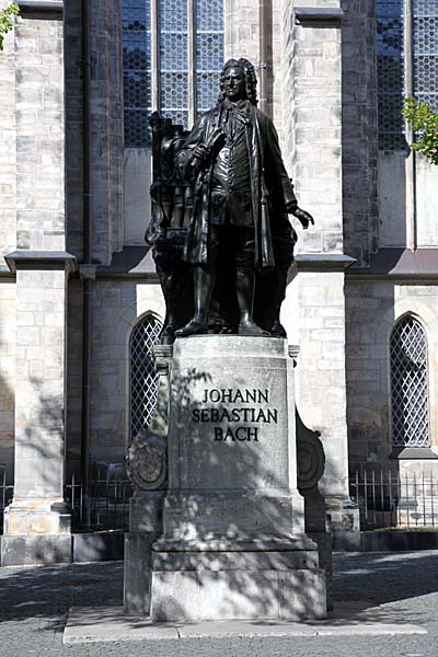 Bach-Denkmal vor der Thomaskirche in Leipzig