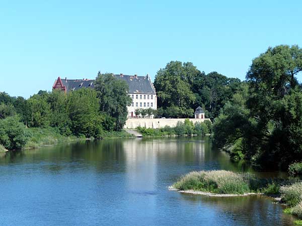 Blick über die Mulde zum Schloss Trebsen