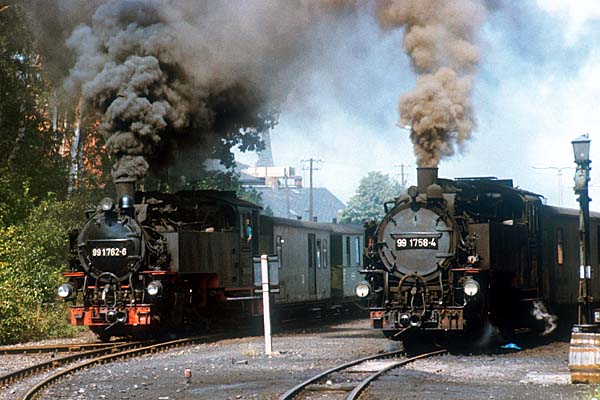Bahnhof Bertsdorf - 99 1762 und 99 1758 bei Doppelausfahrt