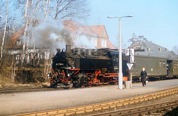 Bahnhof Bertsdorf - 99 1758 mit Personenzug