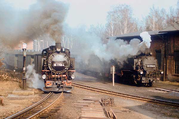 Bahnhof Bertsdorf - 99 1758 und 99 1776 bei Doppelausfahrt