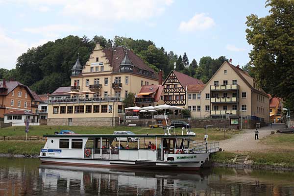 Blick auf Stadt Wehlen und die Elbfähre