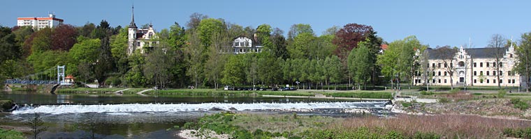 Blick über die Mulde zum Muldewehr, Hängebrücke und Gattersburg