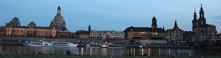 Altstadt-Panorama kurz nach Sonnenuntergang